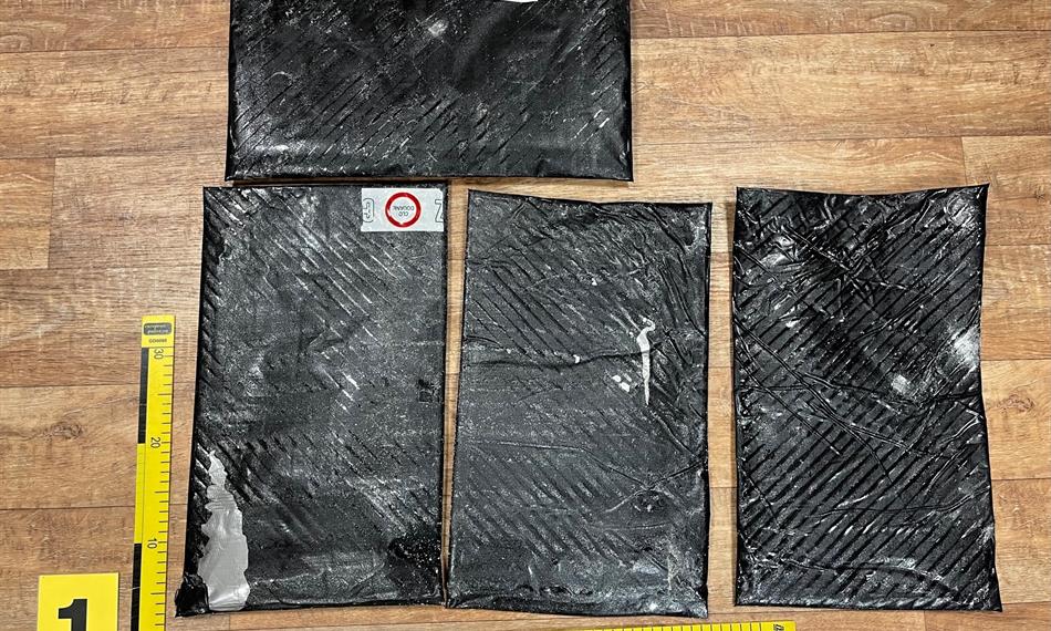 pláty s kokainem ze zavazadla